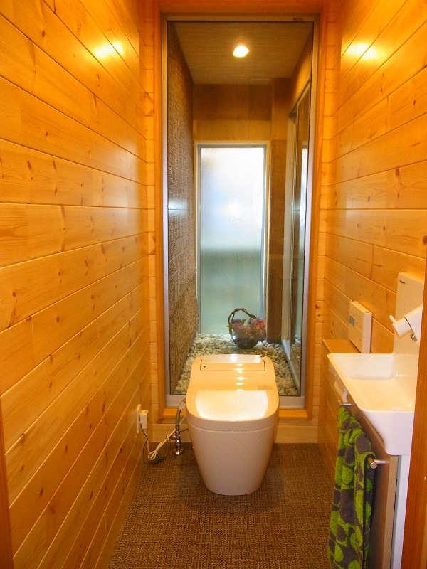 Panasonicトイレアラウーノ
トイレルームも木を採用。ガラス張りの背面には浴室からも繋がる坪庭が見えます。