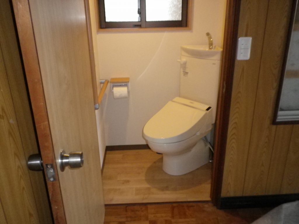 勝手口土間だったわずかなスペースにもトイレを設置できます。将来的にも安心。