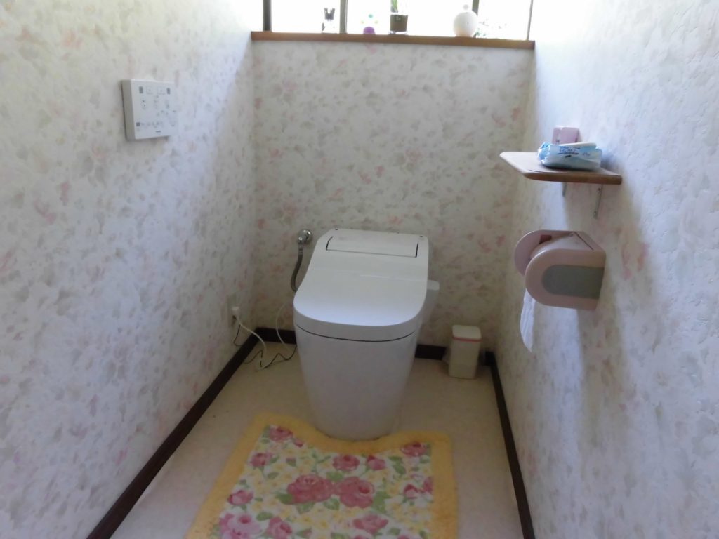トイレは本体だけ交換。タンクレスですっきり広いトイレに。トイレ：PanasonicアラウーノSⅡ