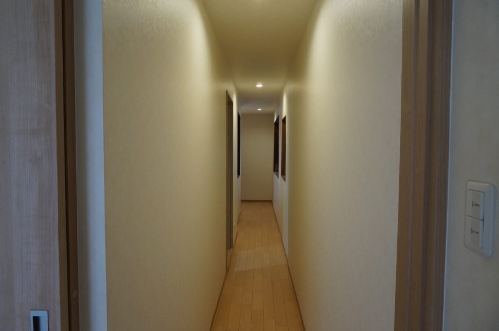 長い廊下も連動照明で明るく、内装も明るく一新