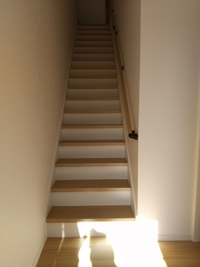 階段を付替え、勾配も緩やかになりました。
手すりも付けてより安全に昇り降り出来るようになりました。