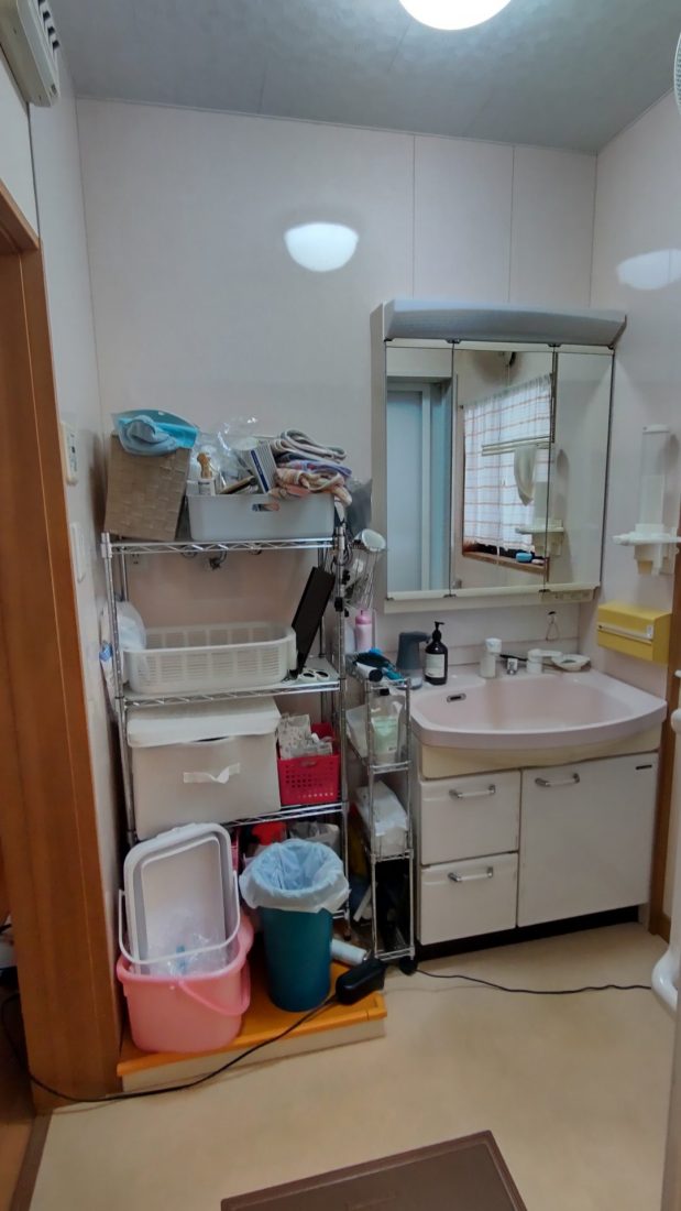 脱衣場:洗面台横に洗濯機を設置できるスペースはあるものの、物置スペースとして使用されていました。