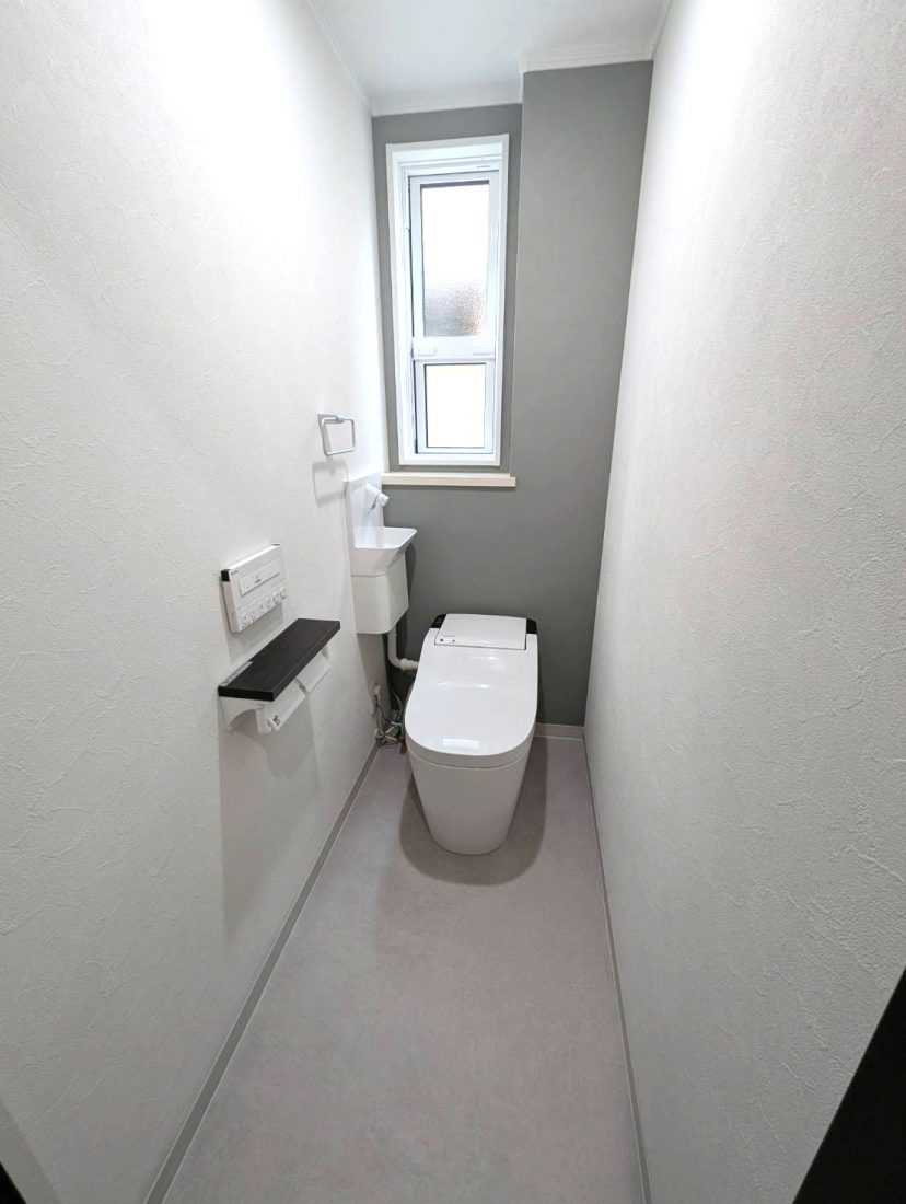 【1階トイレ】トイレ本体は再利用し、内装を一新しました。