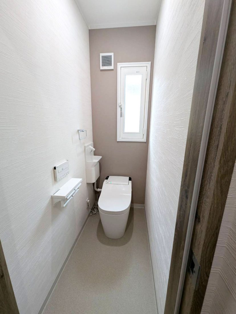 【2階トイレ】トイレ本体は再利用し、内装を一新しました。