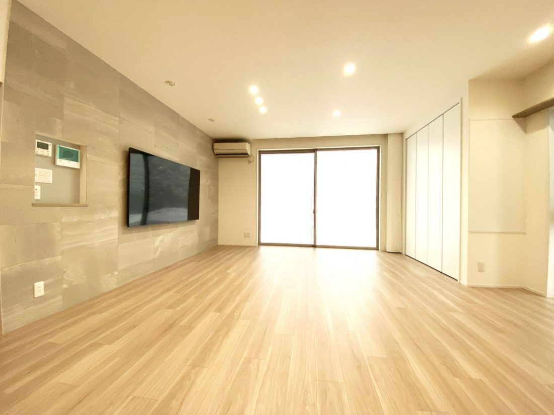 【LDK】テレビ周辺のエコカラットはD様自ら貼付けされました。