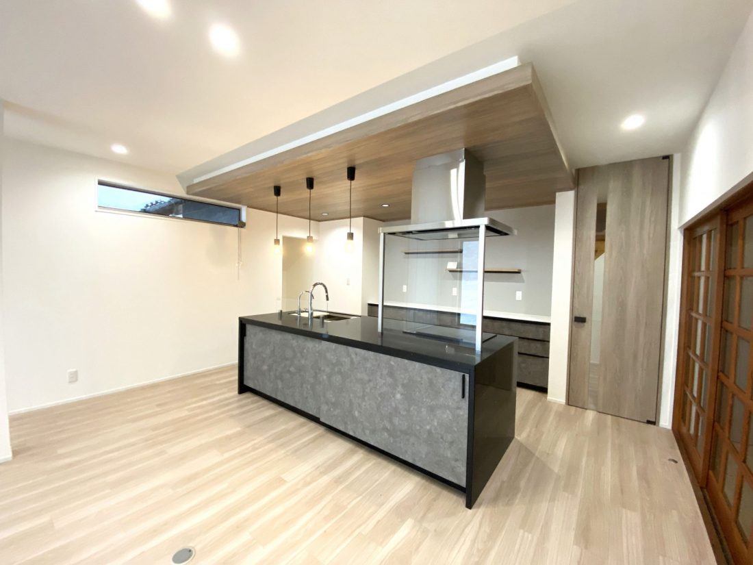 【LDK】キッチンはタカラスタンダードの「レミュー」
キッチン部分は下がり天井と間接照明を採用し空間のアクセントに。