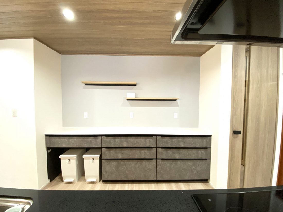 【キッチン背面】飾り棚の幅、位置にもこだわりました。ブルーグレーのアクセントクロスも素敵ですね。