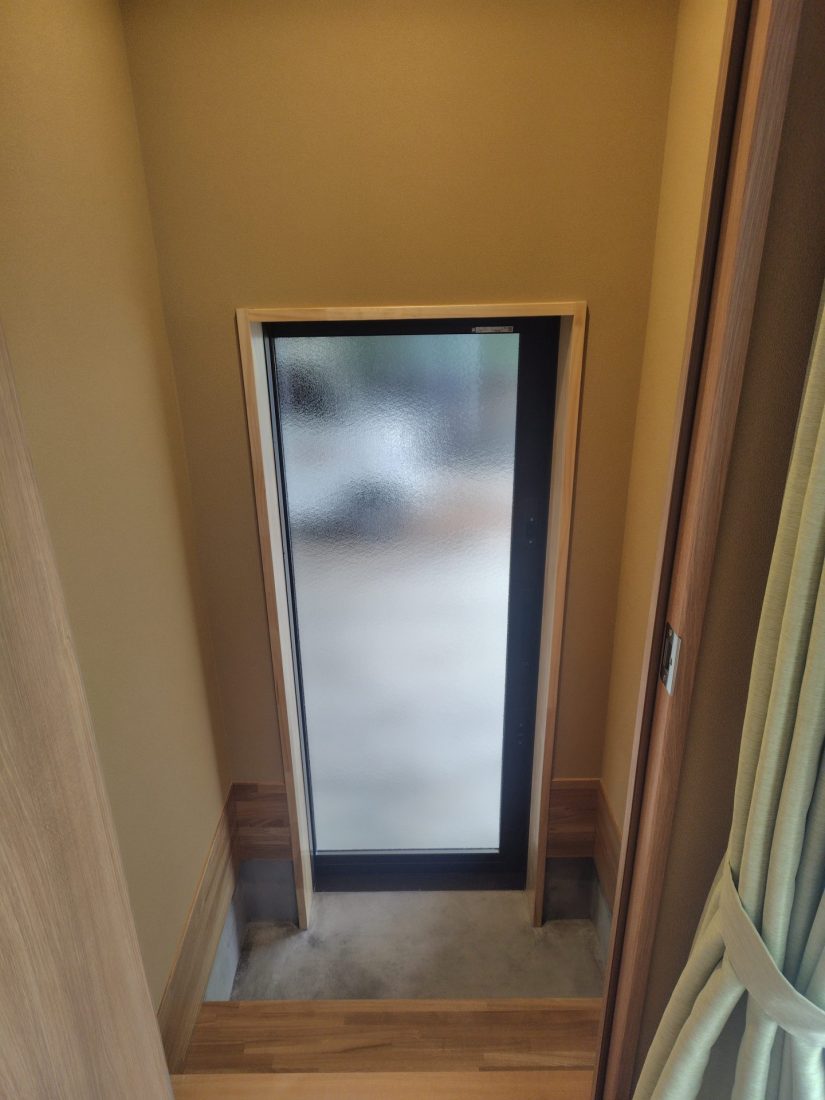 駐車場から直接アクセスできる勝手口を新設したので、雨や雪の日でもストレスなくお家に入れます！