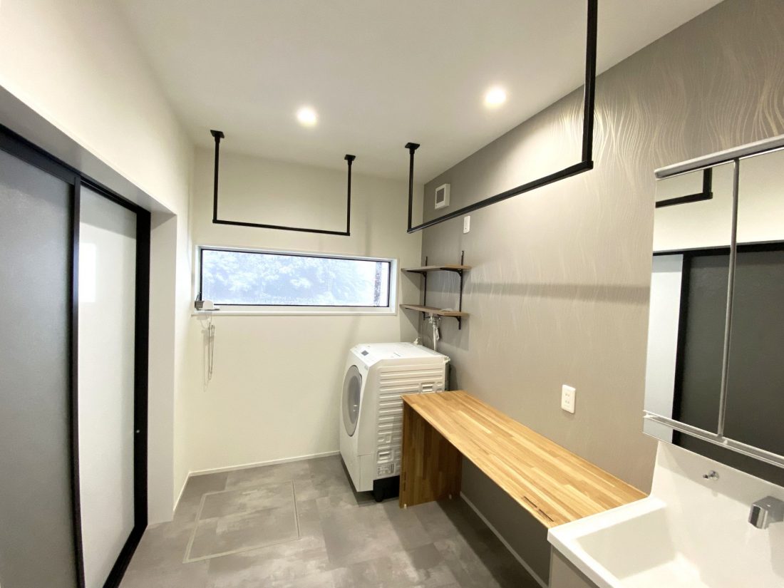 【洗面脱衣室】グレーを基調とした落ち着いた空間に。洗濯作業もここだけで完結します！